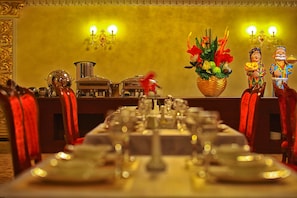 Breakfast, lunch, dinner served; international cuisine