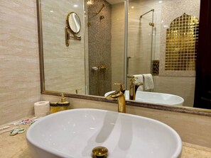 Deep soaking tub, free toiletries, hair dryer, bathrobes - Emirhan (Samarkand)