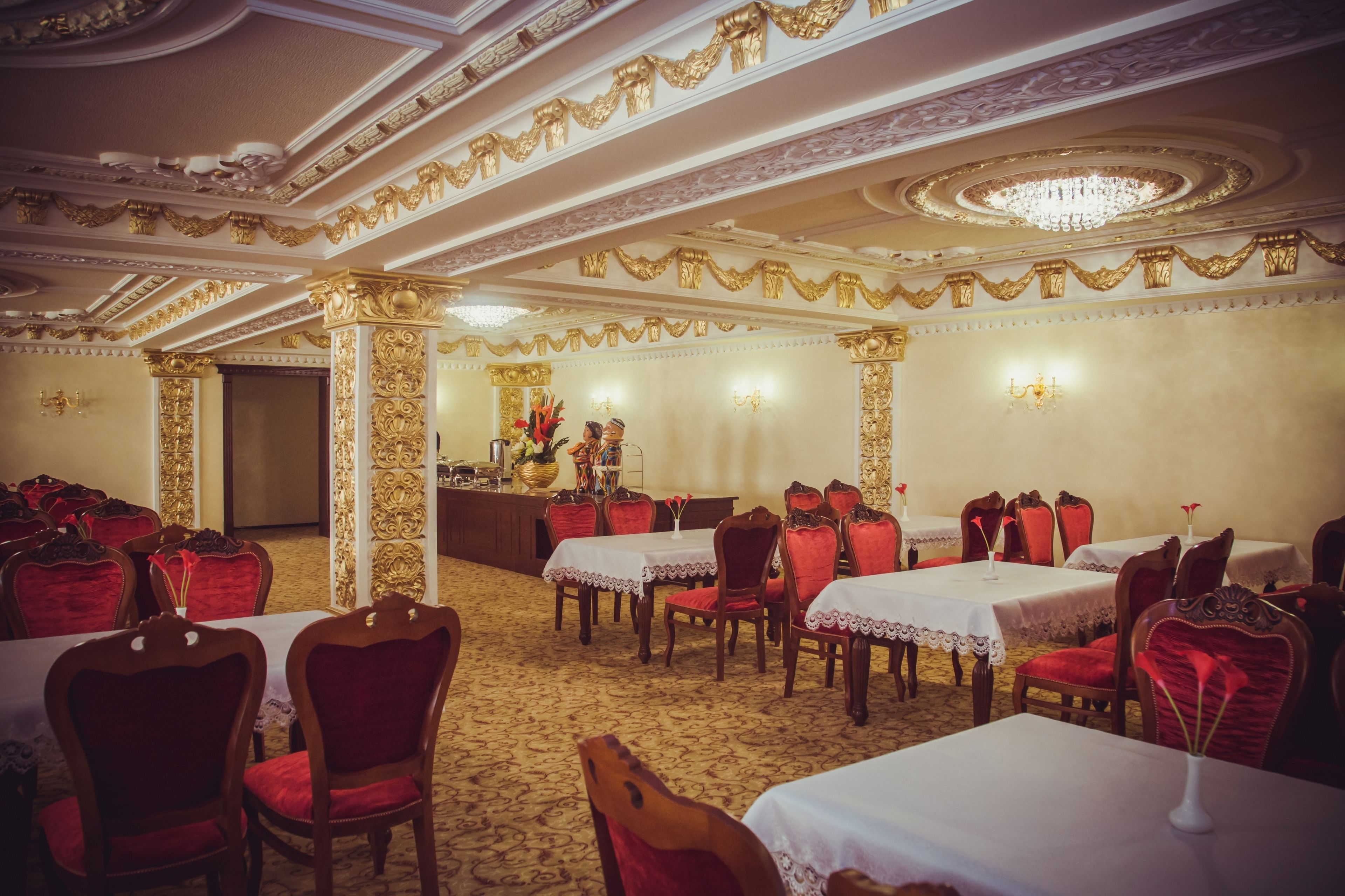 breakfast, lunch, dinner served; international cuisine