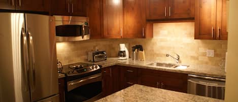Suite, 1 chambre (Blackcomb Benchlands) | Cuisine privée | Réfrigérateur grande capacité avec congélateur, four à micro-ondes