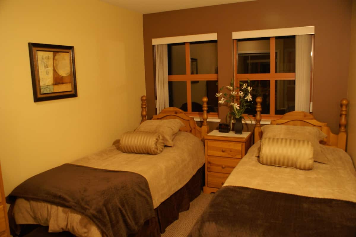 Suite, 2 slaapkamers (Village North) | Een strijkplank/strijkijzer, gratis wifi, beddengoed