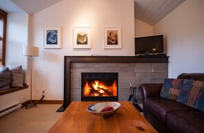 Suite, 2 soverom (Blackcomb Benchlands) | Oppholdsområde | TV og peis