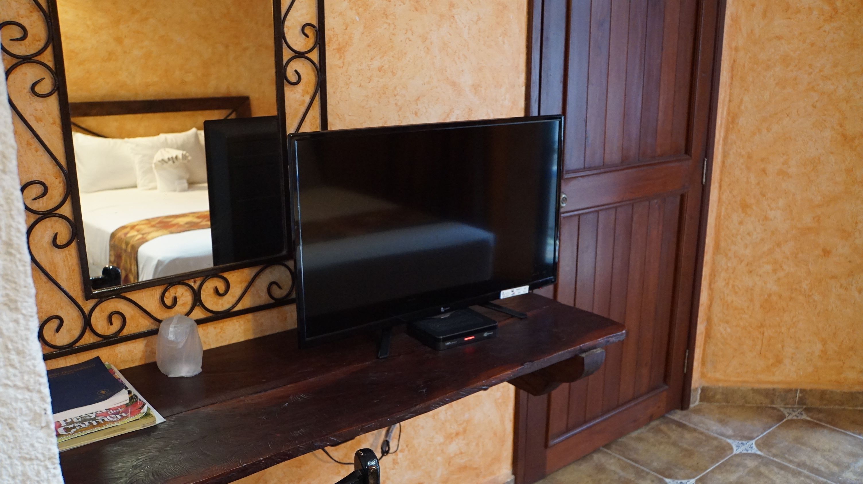 standard room | in-room safe, desk, free wifi