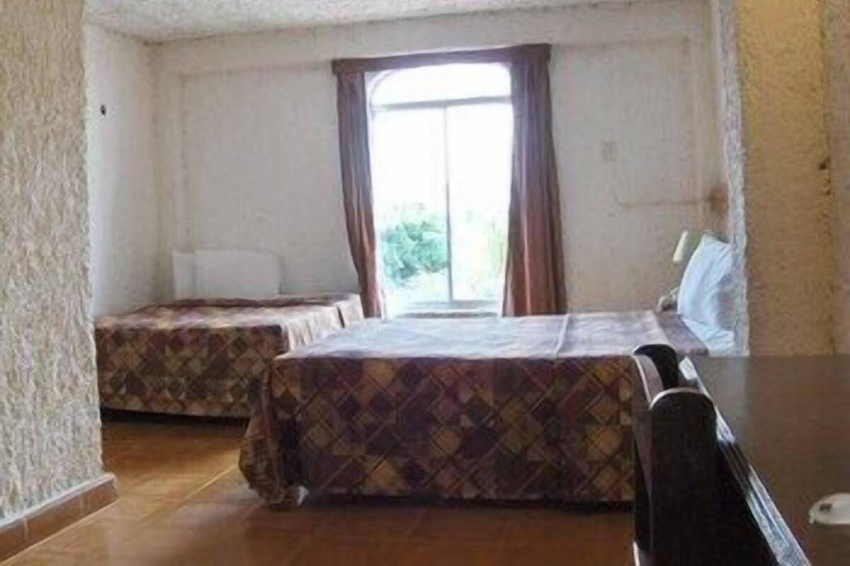 Una scrivania, Wi-Fi gratuito, lenzuola