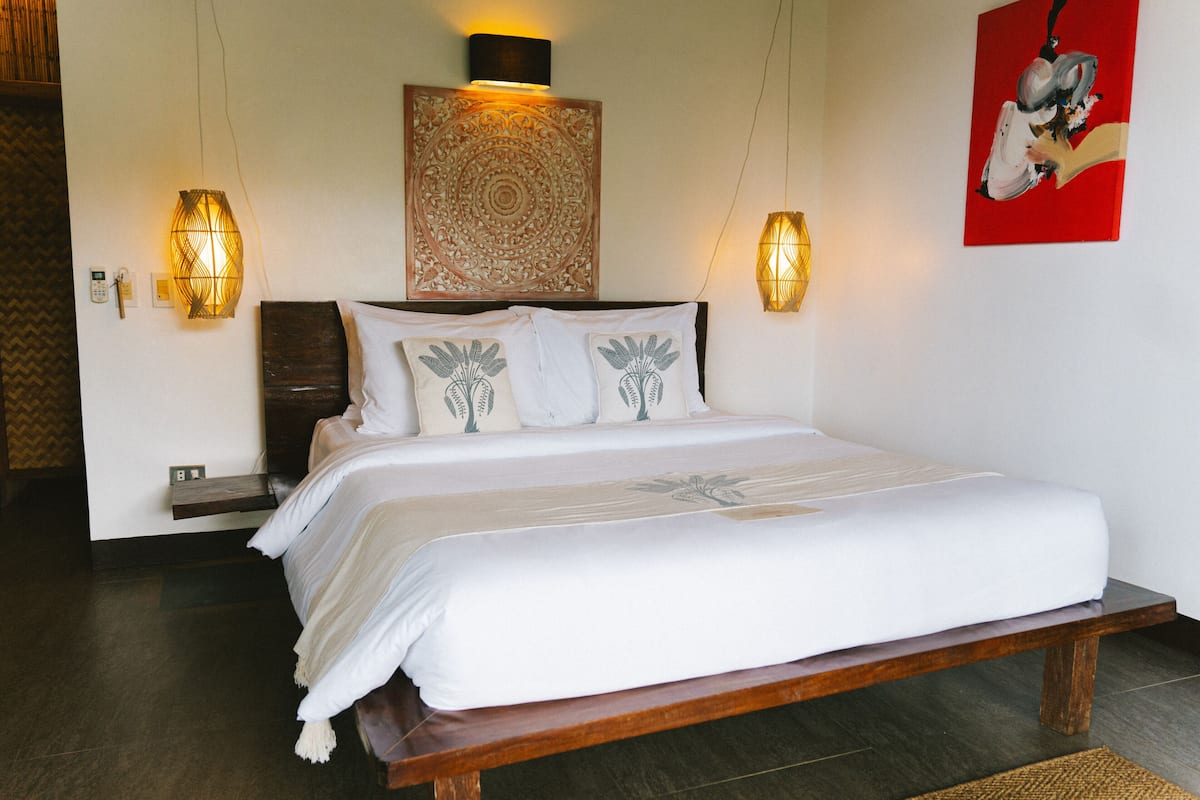 DELUXE CADLAO ISLAND VIEW | In-room safe, bed sheets