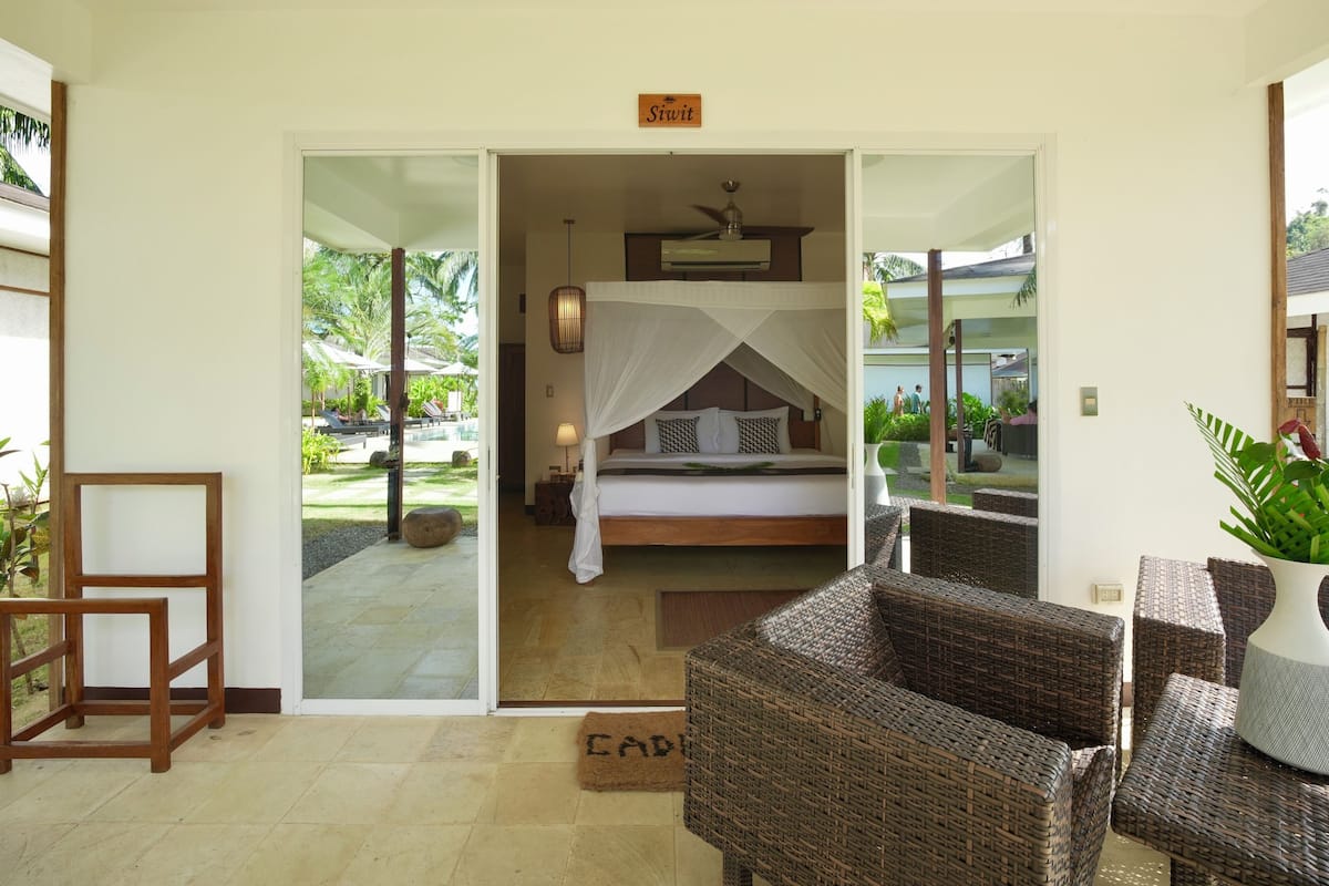 In-room safe, bed sheets