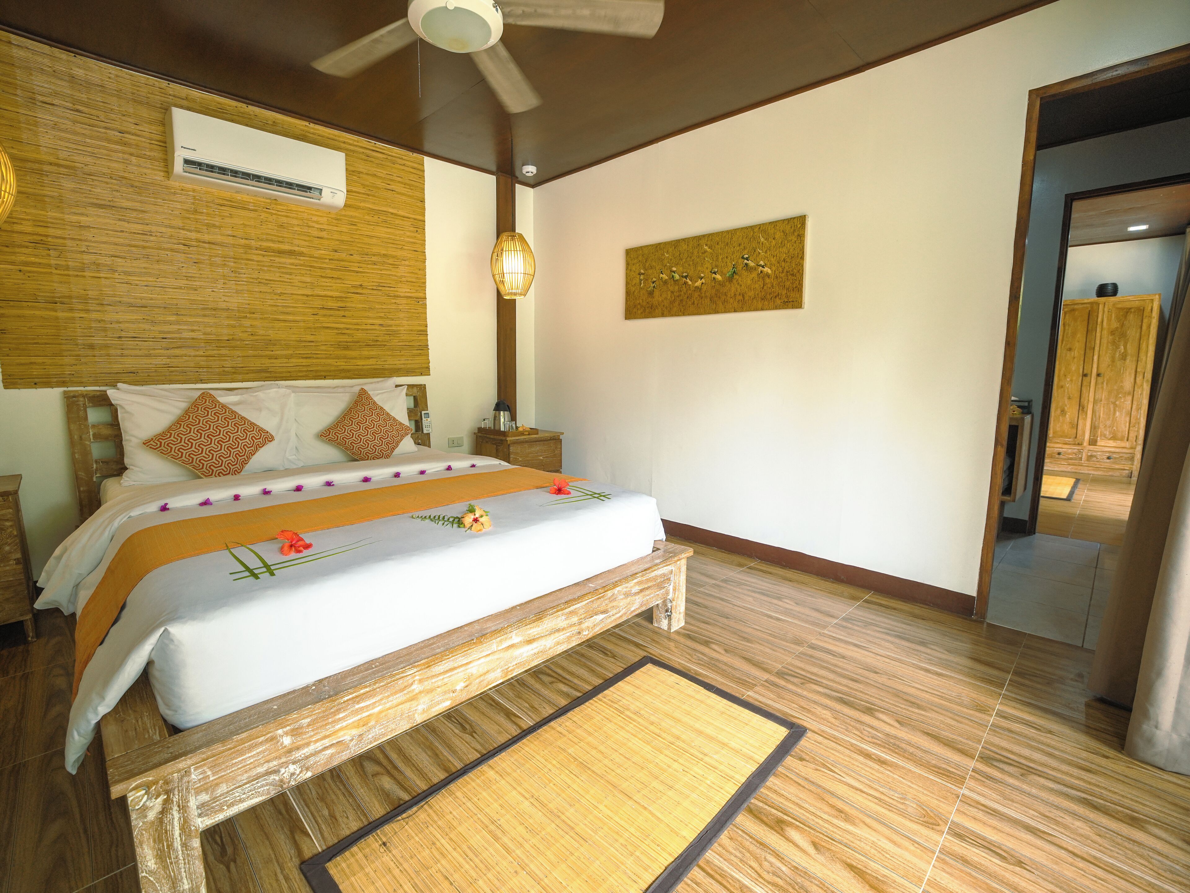 Standaard tweepersoonskamer | Een kluis op de kamer, beddengoed