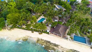 2 outdoor pools