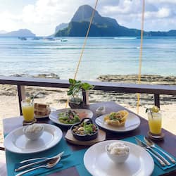 Petit déjeuner, déjeuner et dîner servis sur place, vue sur la piscine