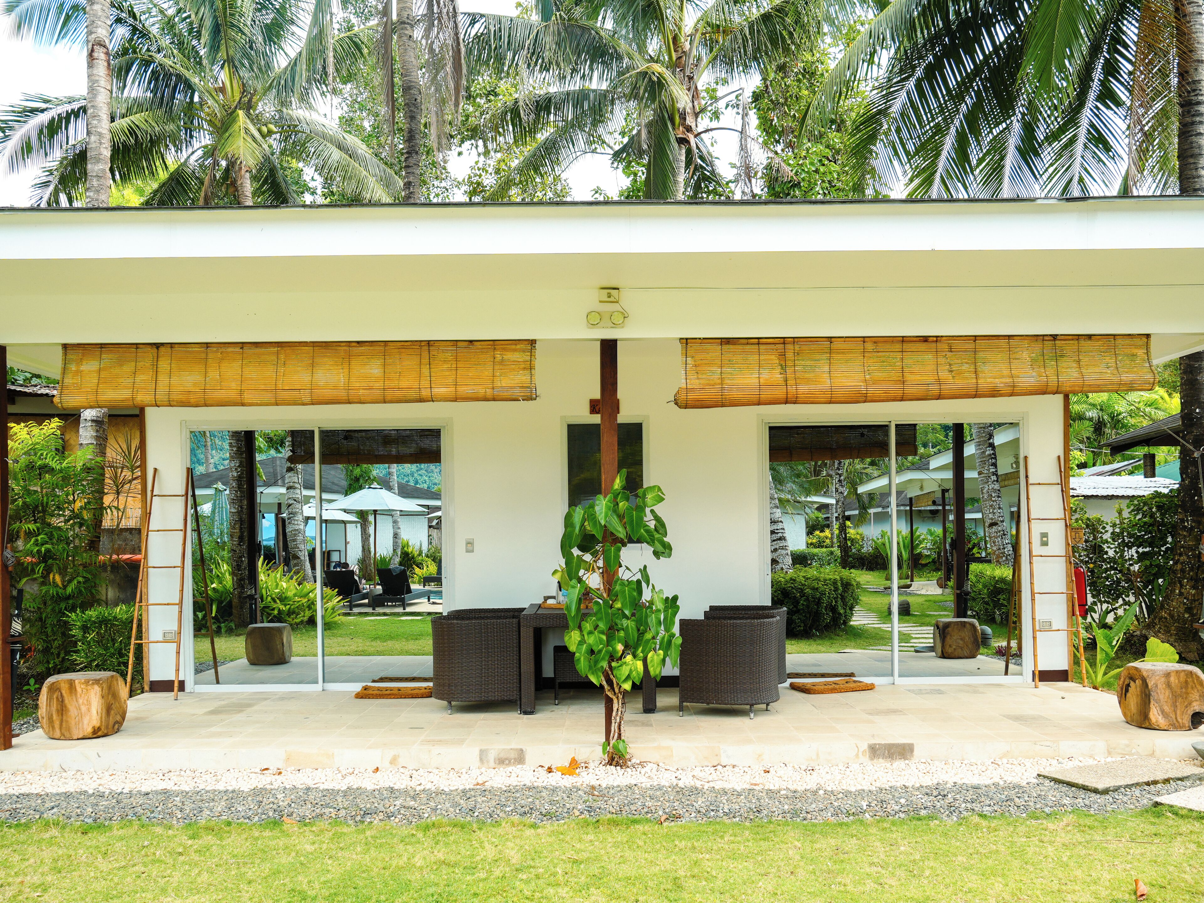 Familie cottage, aan het zwembad | Een kluis op de kamer, beddengoed
