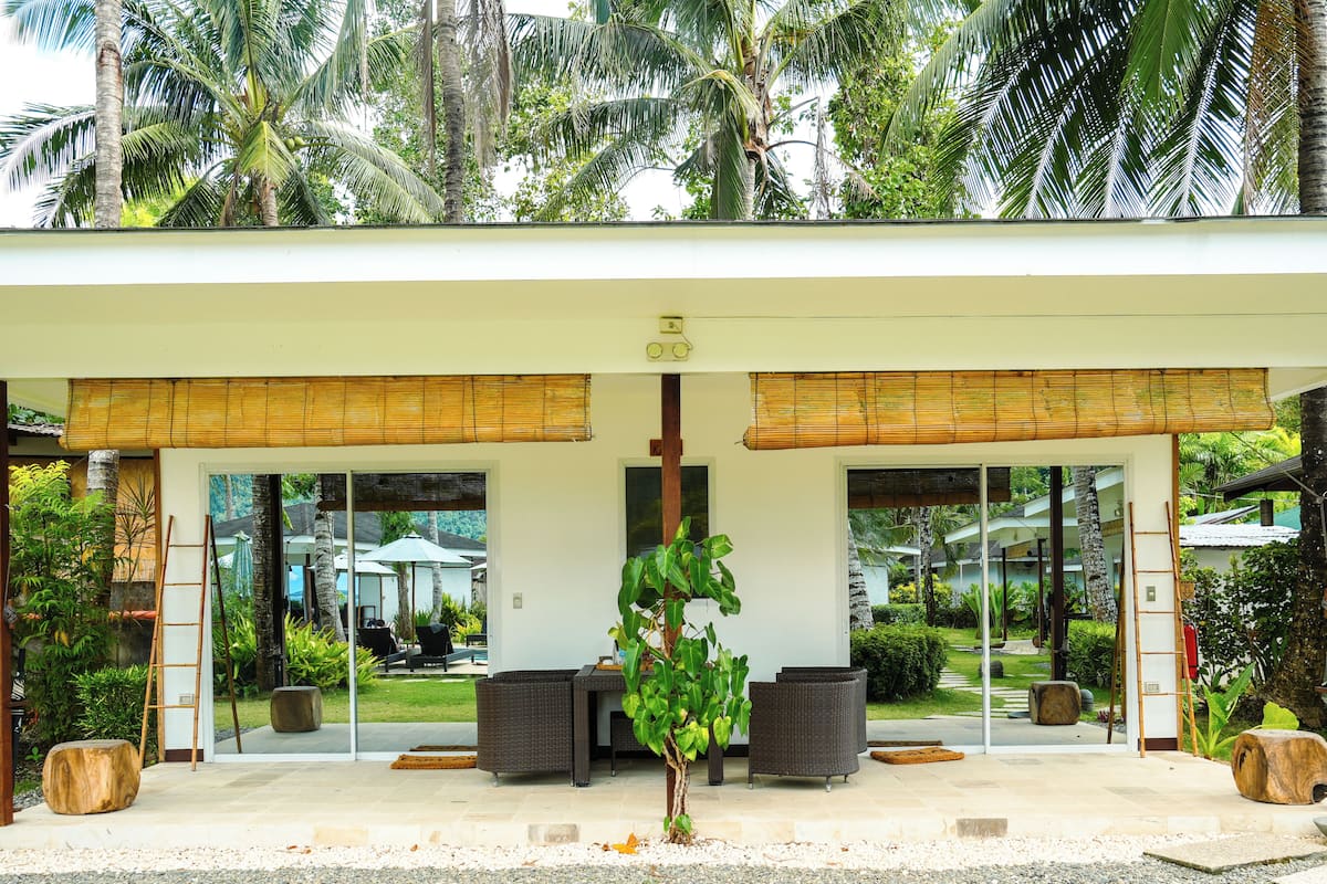 Seaview Family Cottage | In-room safe, bed sheets