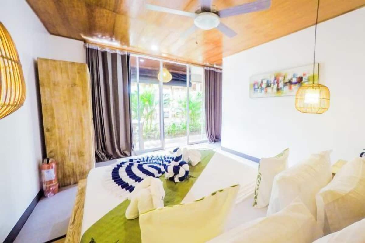 2 bedrooms, in-room safe, bed sheets