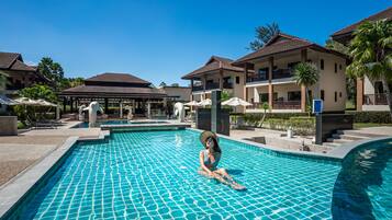2 piscinas al aire libre, sombrillas, sillones reclinables de piscina
