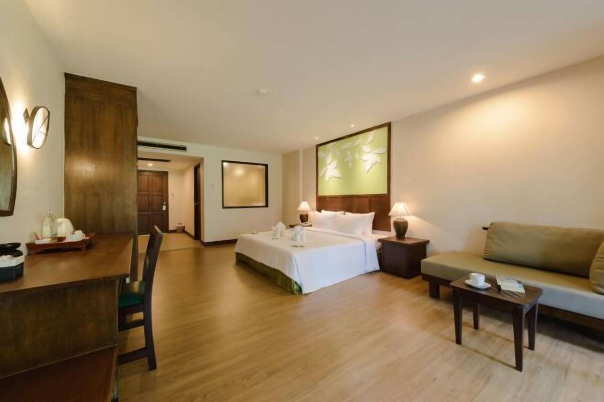 Sengetøy av topp kvalitet, minibar, safe på rommet og skrivebord