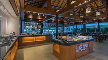 Se sirven desayunos, comidas y cocina tailandesa con vista a la alberca