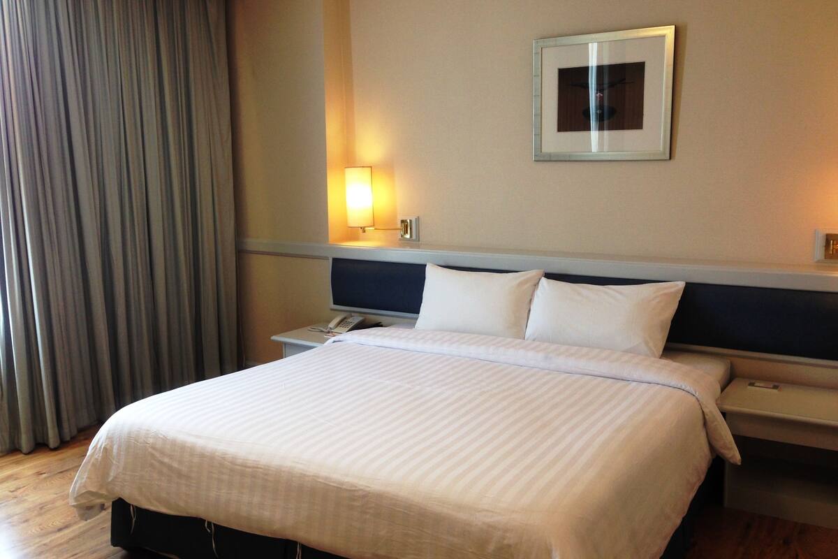 premier suite | 1 bedroom, in-room safe, desk, blackout curtains