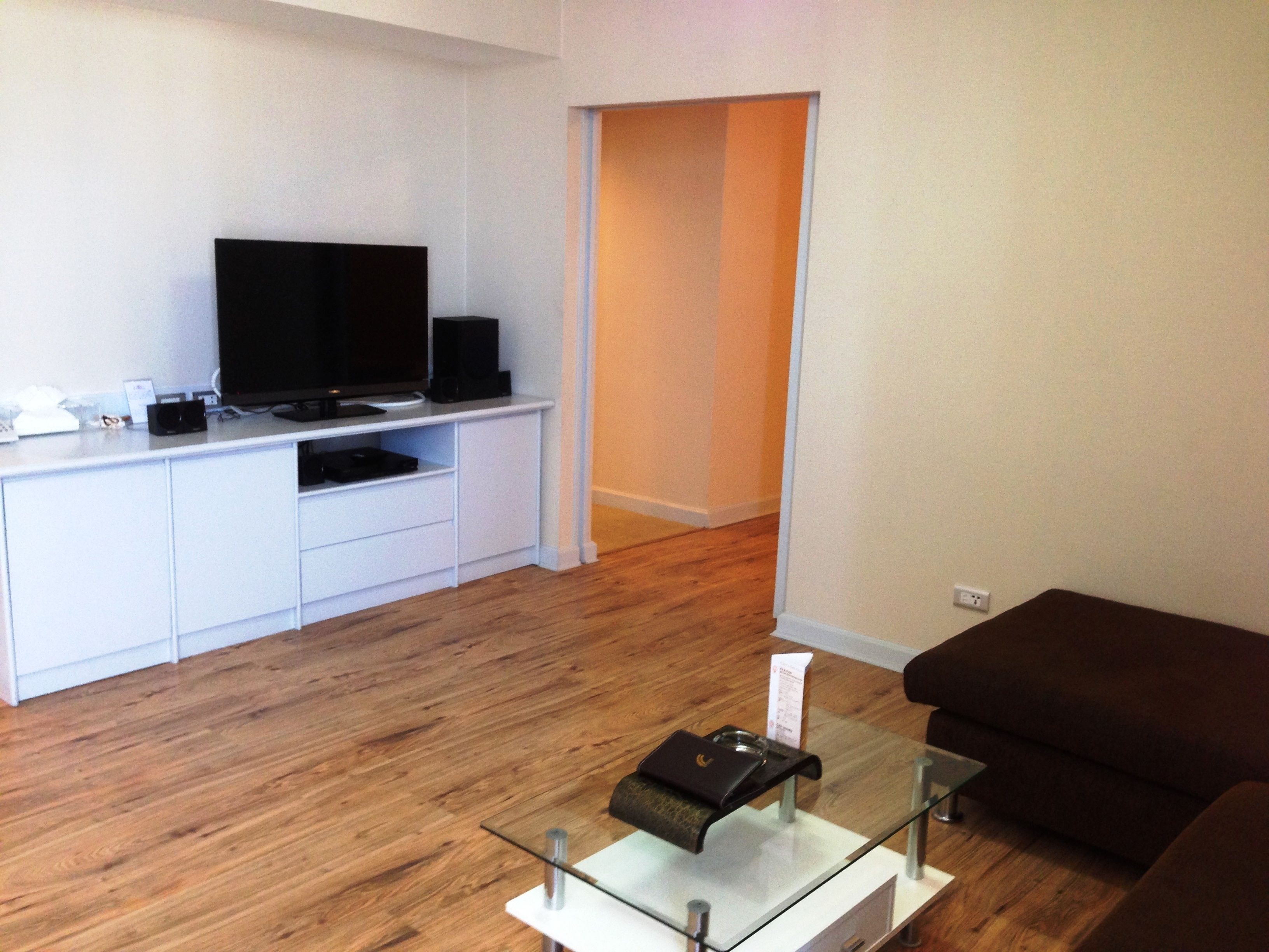 32-inch lcd tv with cable channels, tv, dvd player