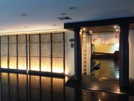 2 间餐厅，供应早餐、午餐和晚餐，国际美食