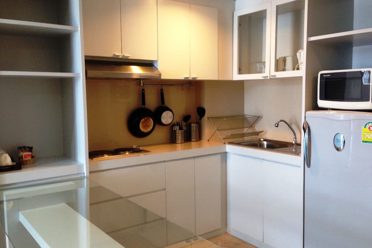 regent suite | private kitchen | fridge, coffee/tea maker