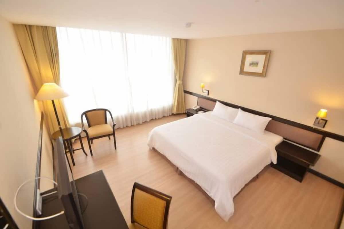1 bedroom, in-room safe, desk, blackout curtains