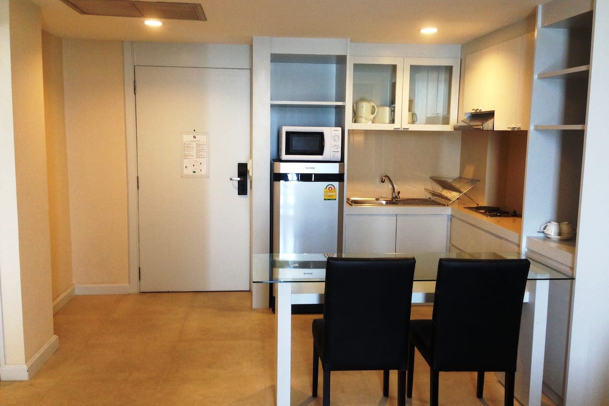 fridge, coffee/tea maker