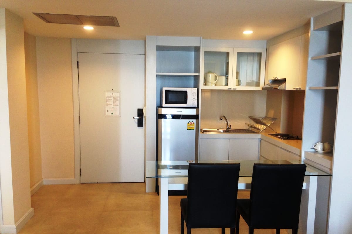 Fridge, coffee/tea maker