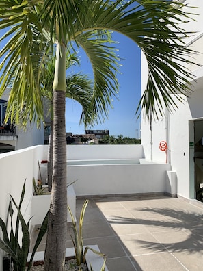 Penthouse with Private Balcony and Pool | Terrasse/Patio