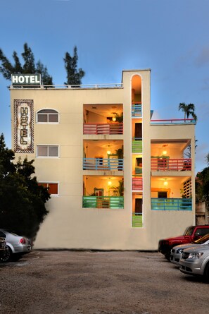 Fachada de la propiedad por la tarde o noche