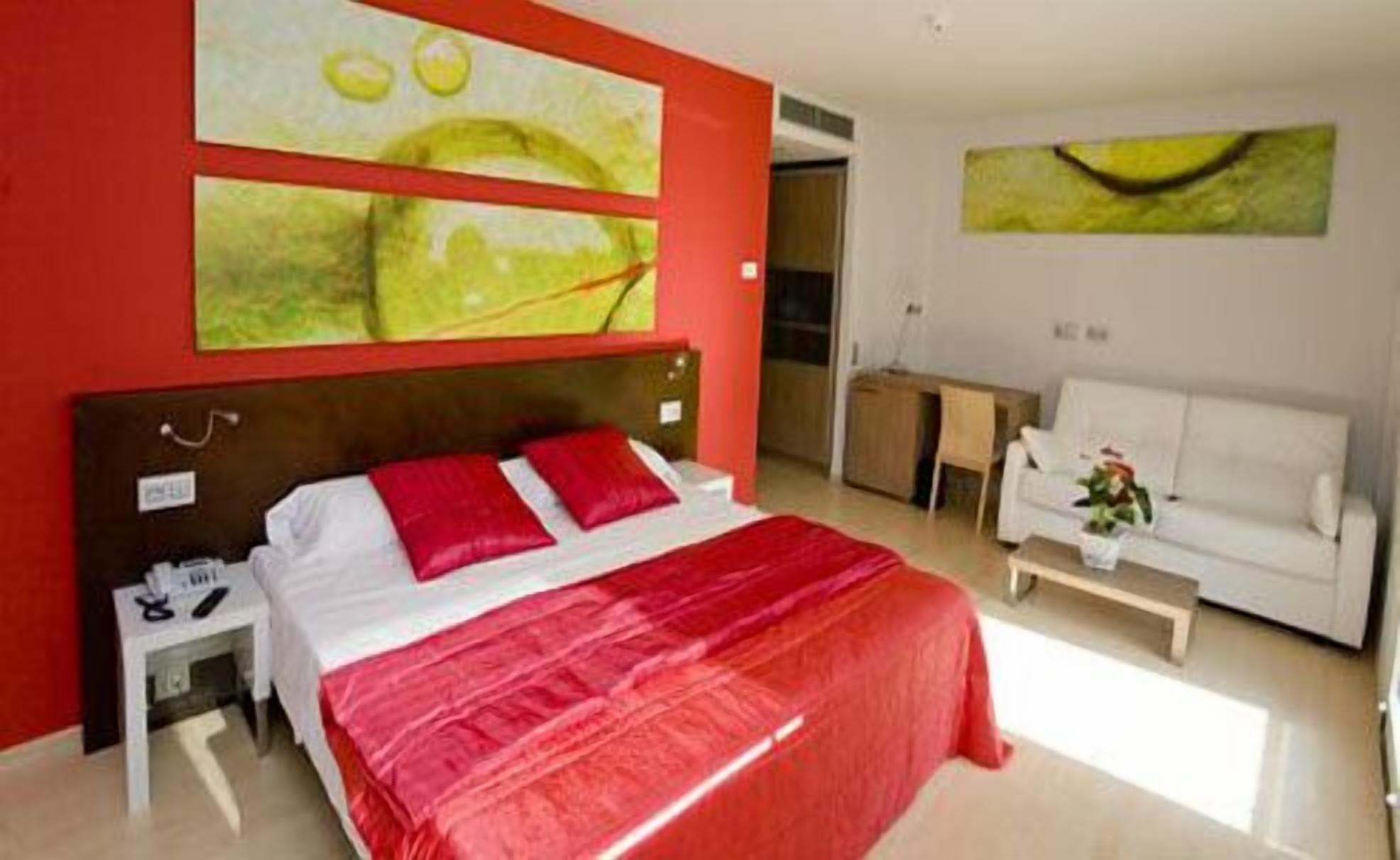 suite | down duvets, in-room safe, desk, laptop workspace