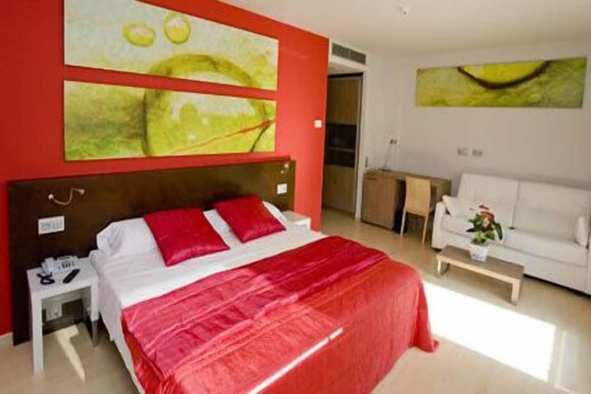 suite | down duvets, in-room safe, desk, laptop workspace