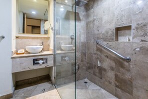 Deluxe-huone, 1 suuri parisänky | Kylpyhuone | Suihku, sadesuihkupää, ilmaiset hygieniatuotteet, hiustenkuivaaja