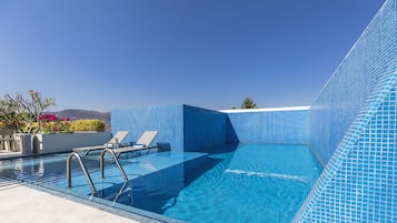 Outdoor pool, pool umbrellas, sun loungers