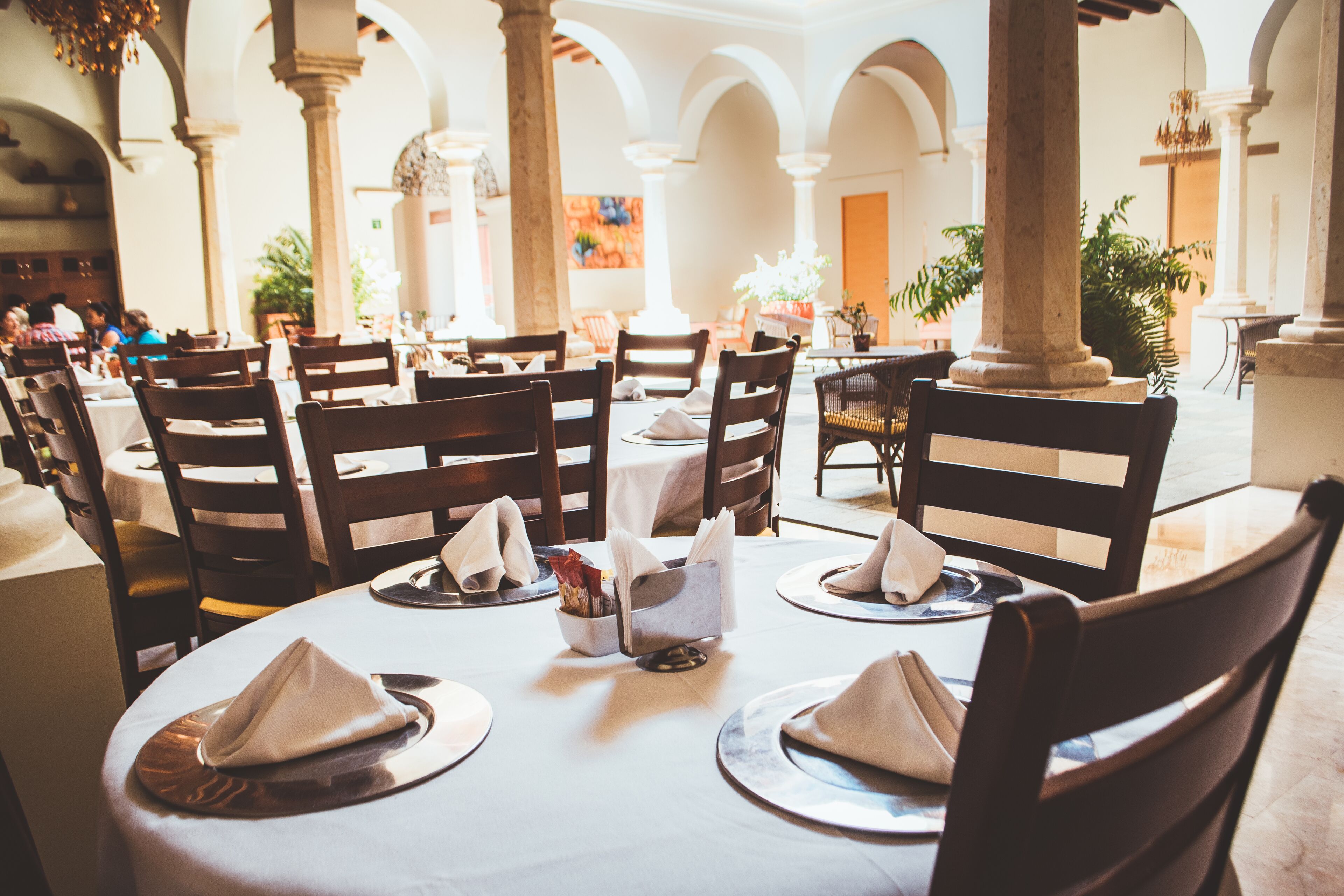 供应早餐、午餐和晚餐，地区菜