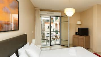 Studio, Terrace | 2 bedrooms, in-room safe, desk, soundproofing