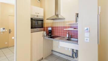 Apartment, 1 Bedroom | Private kitchen | Fridge, microwave, oven, stovetop