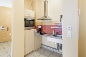Apartment, 1 Bedroom | Private kitchen | Fridge, microwave, oven, stovetop