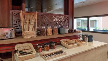 Se ofrece un desayuno bufé todos los días (11 EUR por persona)