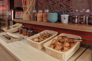 Se ofrece un desayuno bufé todos los días (por un coste adicional)
