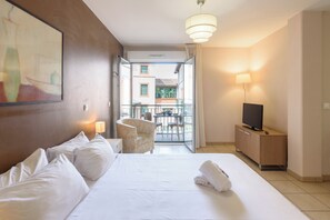 Estudio, terraza | Caja fuerte, escritorio, sistema de insonorización