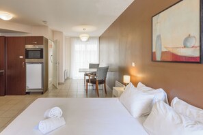 Estudio superior, 1 cama de matrimonio | Zona de estar | Una televisión LCD, un reproductor de DVD