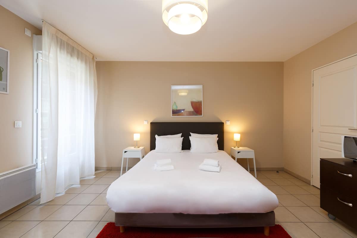 Estudio, 1 cama Queen size | 2 habitaciones, caja de seguridad en la habitación y escritorio
