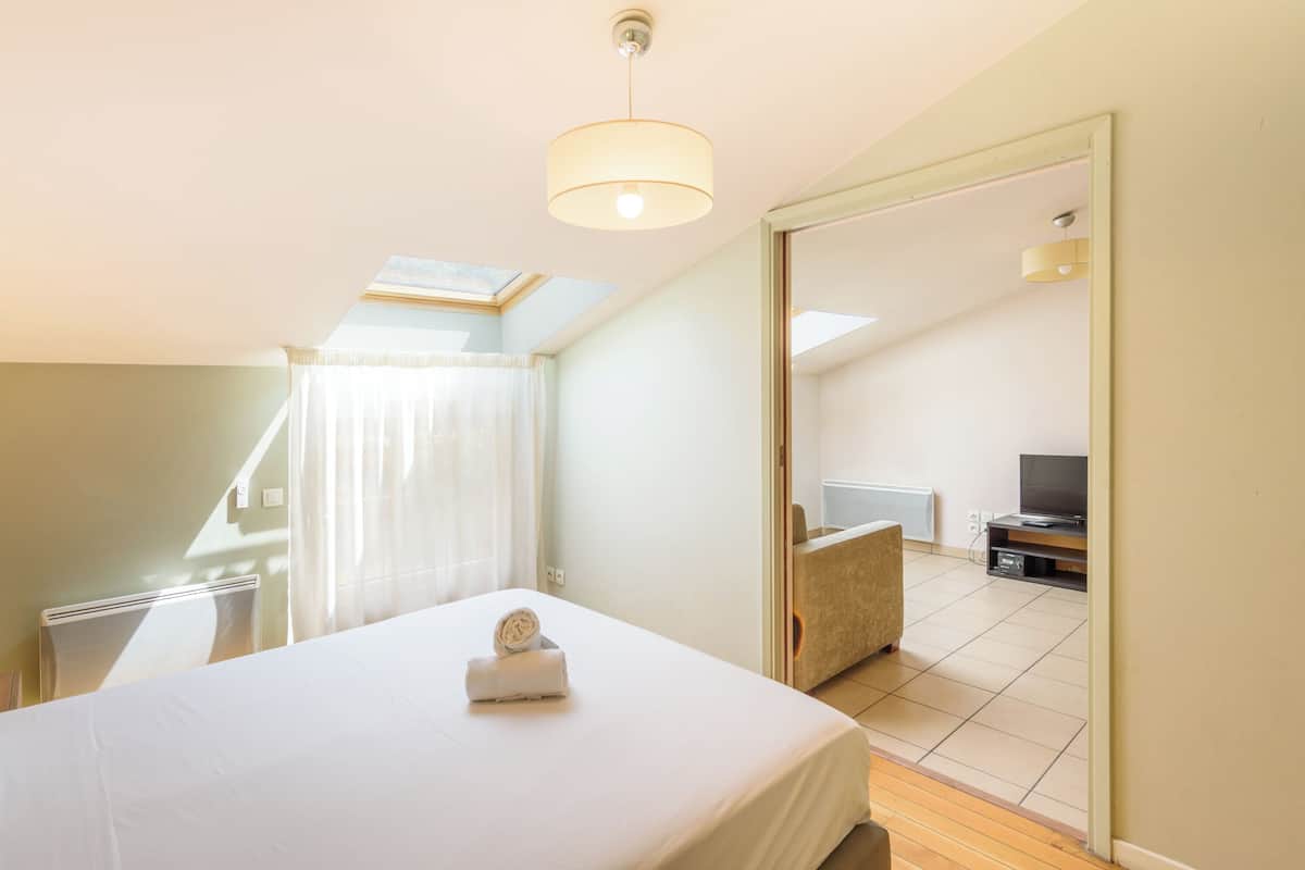 Apartamento, 2 habitaciones | Caja fuerte, escritorio, sistema de insonorización