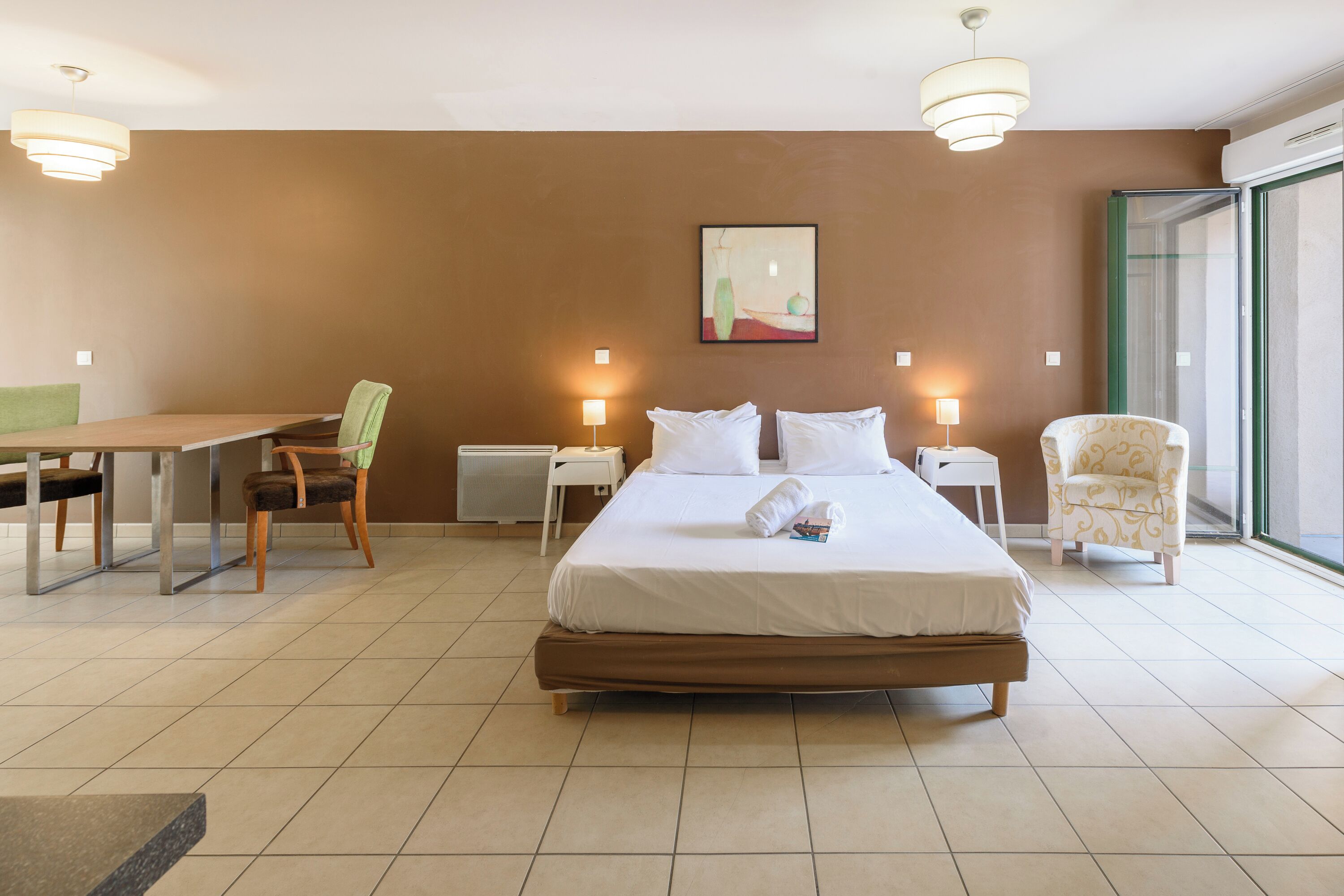 Estudio, Terraza | Caja de seguridad en la habitación, escritorio y insonorización 