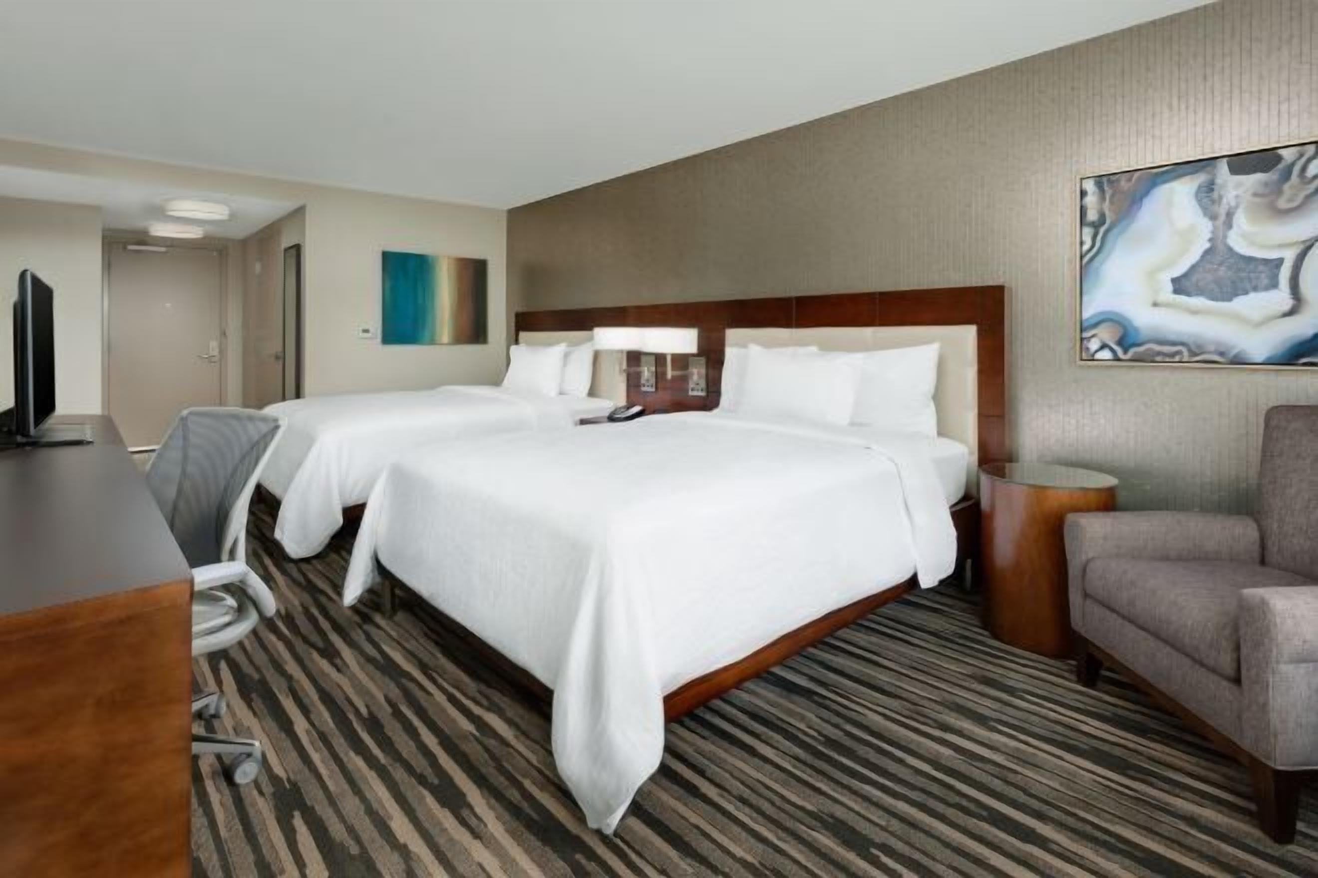 高級寢具、客房內保險箱、書桌、筆電工作空間