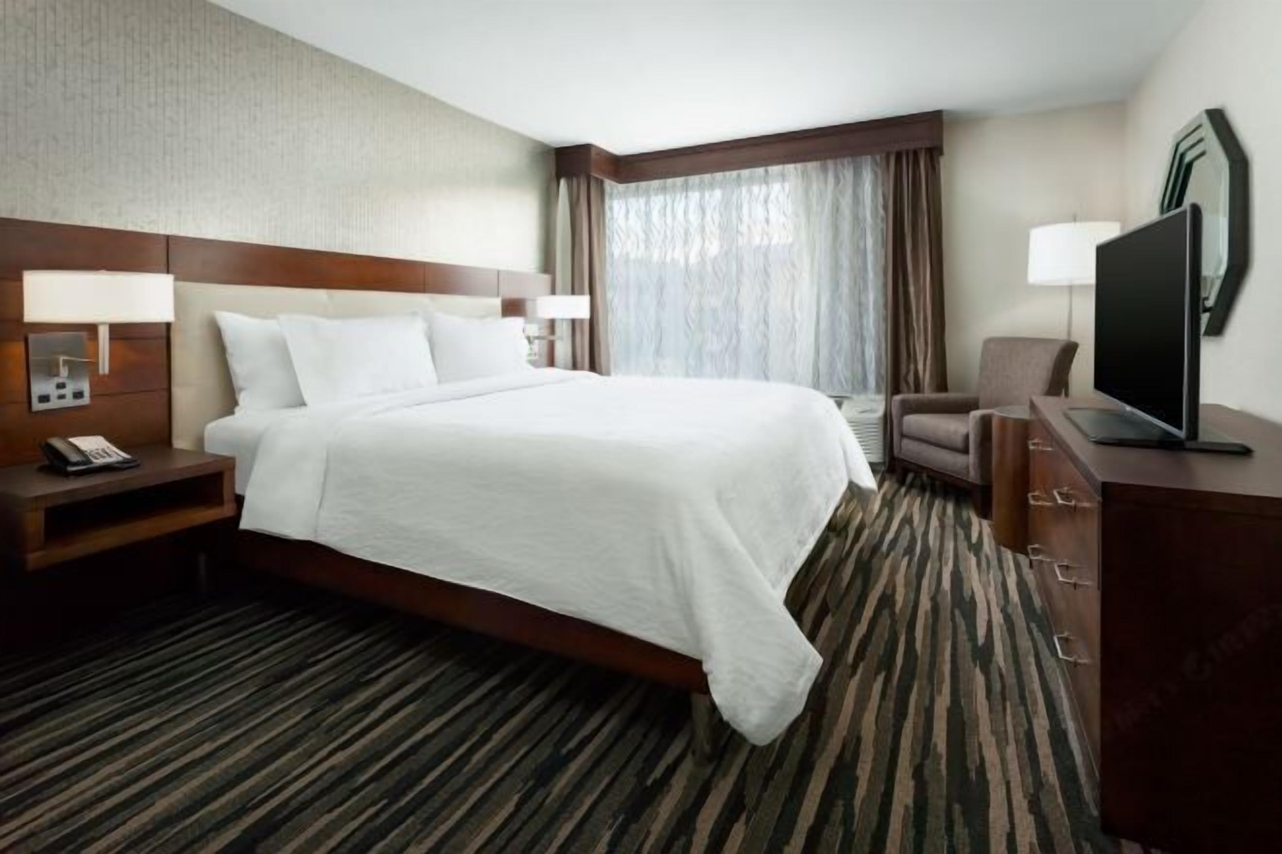 高級寢具、客房內保險箱、書桌、筆電工作空間