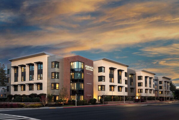 A multi-story hotel with a modern architectural design, featuring a prominent entrance with glass doors and a sign that reads "Homewood Suites by Hilton." - Homewood Suites by Hilton Palo Alto (Palo Alto)