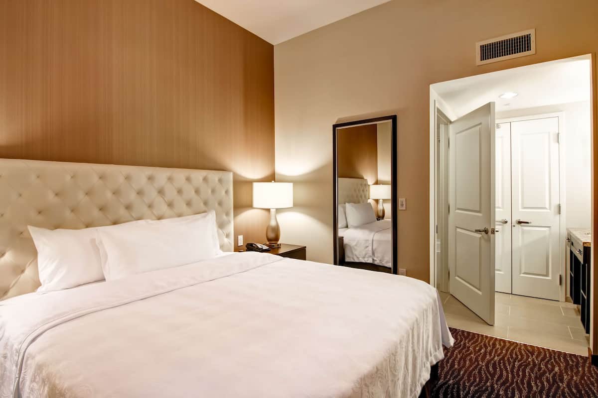 Premium bedding, desk, blackout curtains, free cots/infant beds