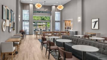 Tägliches inbegriffenes Frühstück zum Mitnehmen