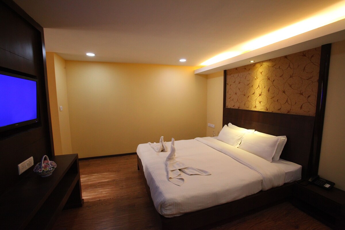 Deluxe Room | Minibar, in-room safe, desk, iron/ironing board