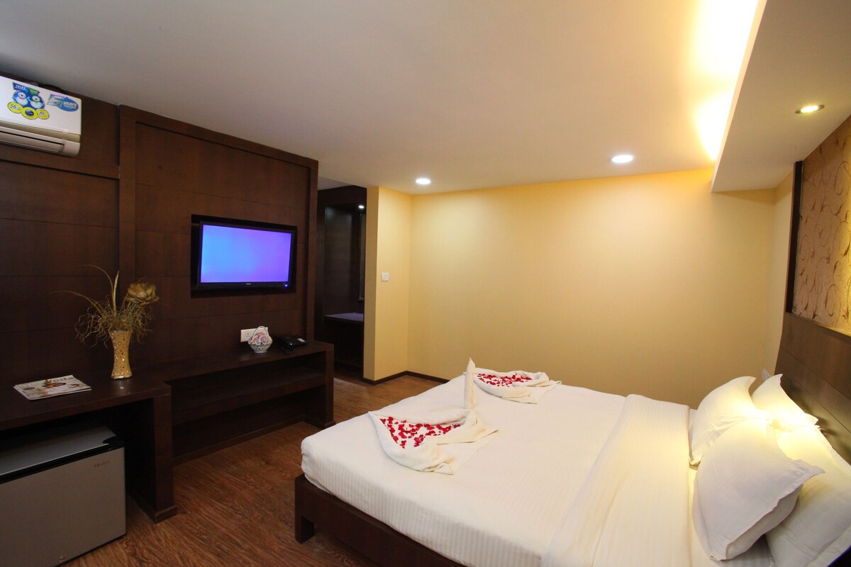 Deluxe Room | Minibar, in-room safe, desk, iron/ironing board